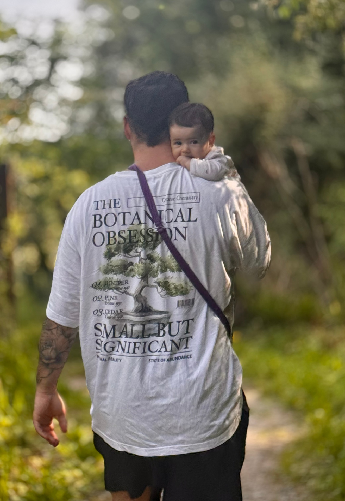 Julen caminando con su hija en brazos